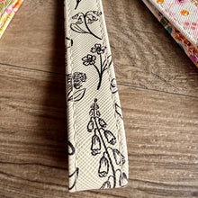 Load image into Gallery viewer, Floral Wristlet Keychain